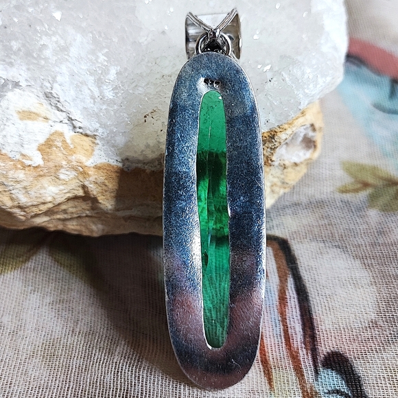 Emerald Green Elongated Faceted Glass Crystal Stone Sterling Silver 925 Pendant - Picture 6 of 15